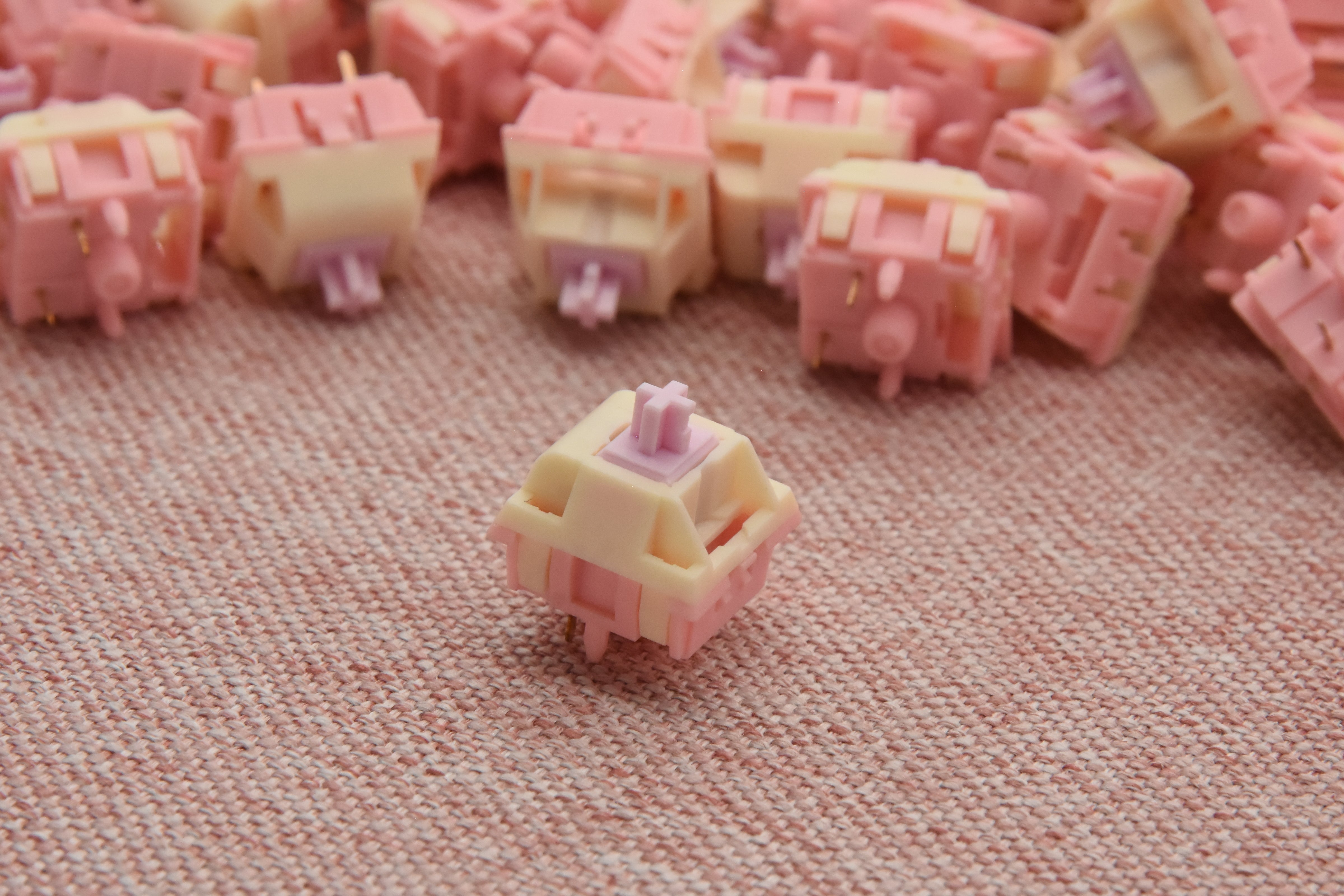 KEYGEEK STRAWBERRY BUNNY LINEAR SWITCH FACTORY LUBED EDITION (10PCS)