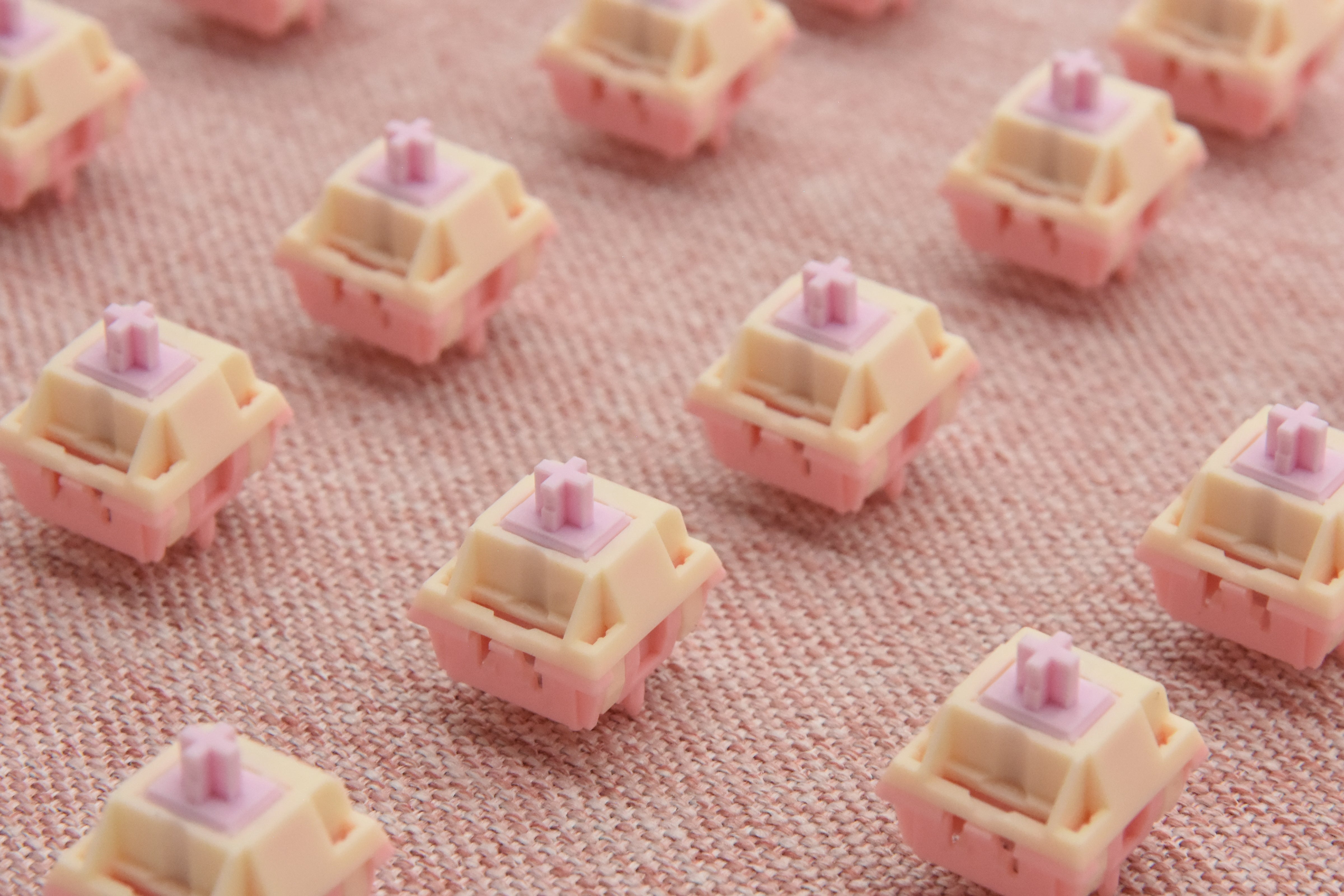 KEYGEEK STRAWBERRY BUNNY LINEAR SWITCH FACTORY LUBED EDITION (10PCS)