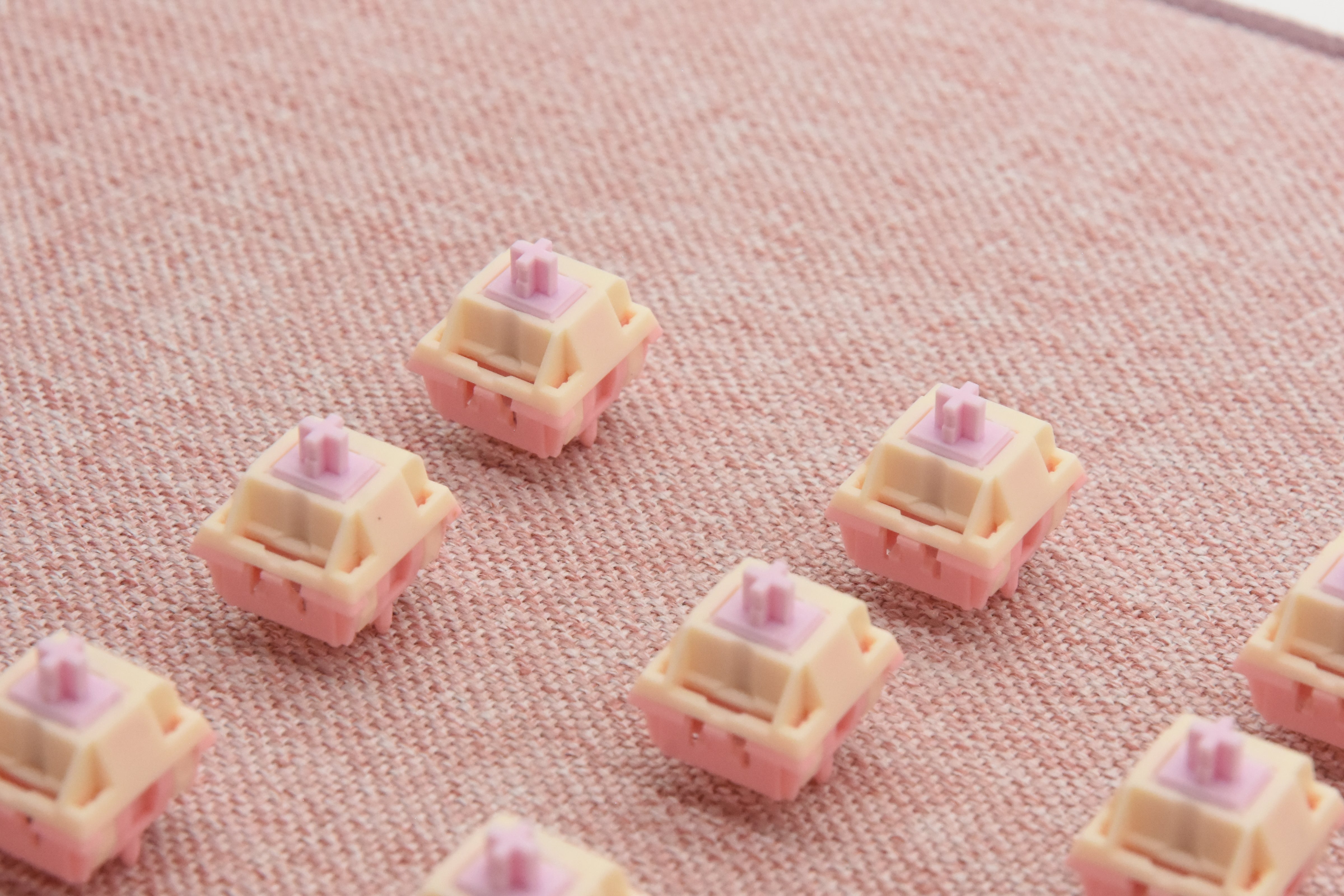 KEYGEEK STRAWBERRY BUNNY LINEAR SWITCH FACTORY LUBED EDITION (10PCS)