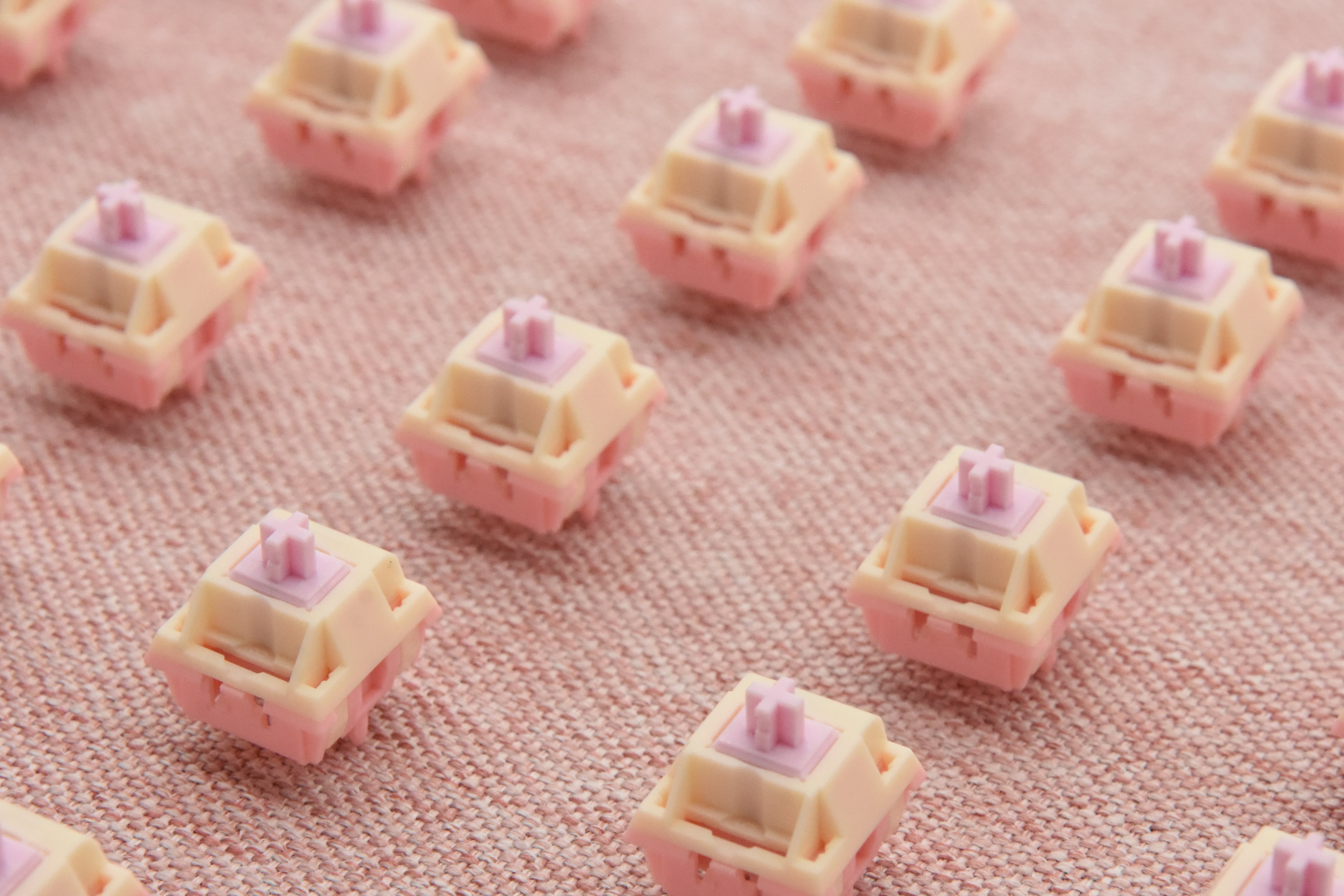 KEYGEEK STRAWBERRY BUNNY LINEAR SWITCH FACTORY LUBED EDITION (10PCS)